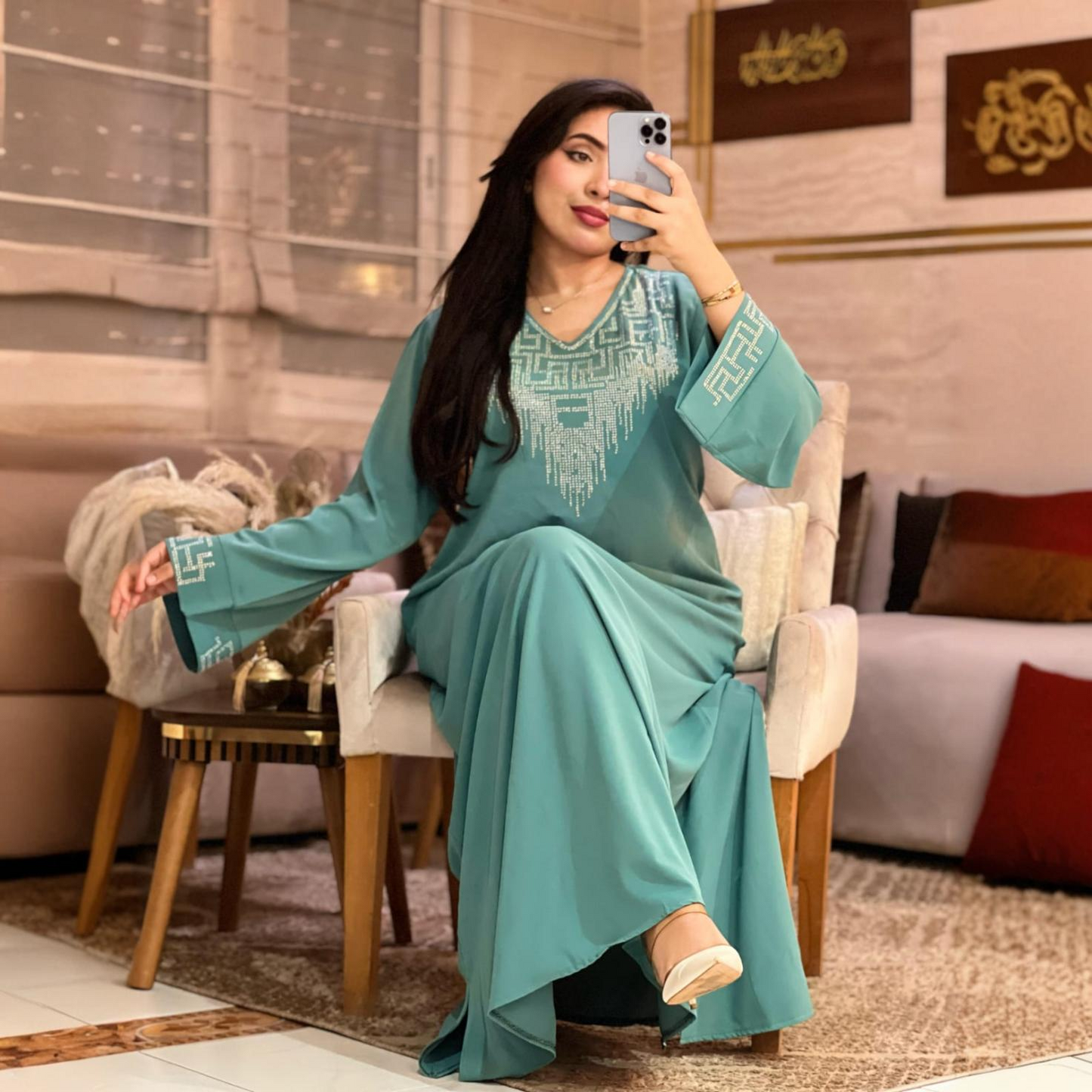 Abaya élégante en coton crêpe avec strass raffinés